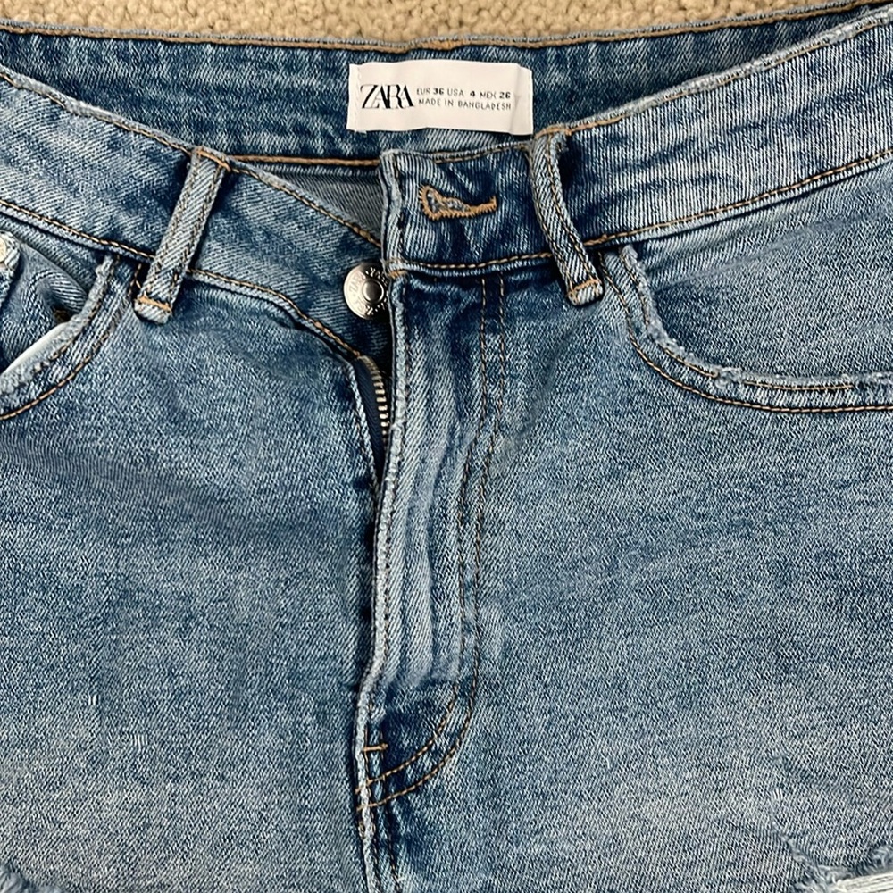 These super cute denim shorts from Zara in a size 4 have been worn once.
